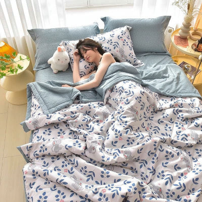 Couvre lit moderne réversible feuillage lapin femme couchée