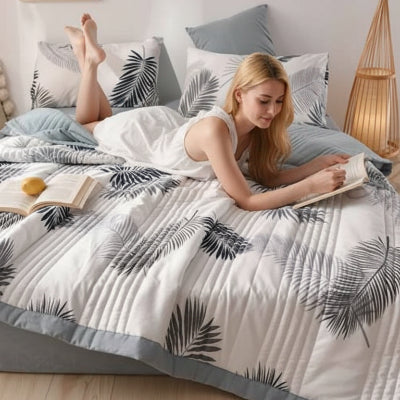 Couvre lit moderne réversible plume femme allongée lit