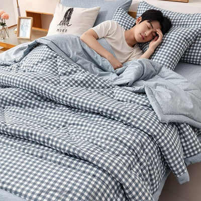 Couvre lit moderne réversible vichy jeune homme assoupi