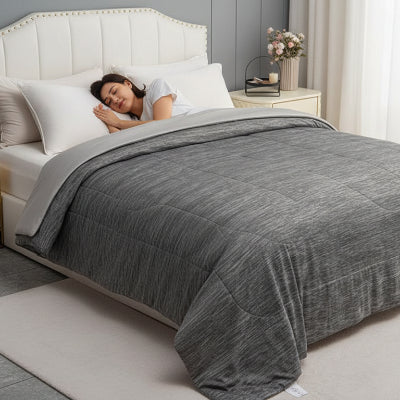 Couvre lit thermique réversible gris femme assoupie