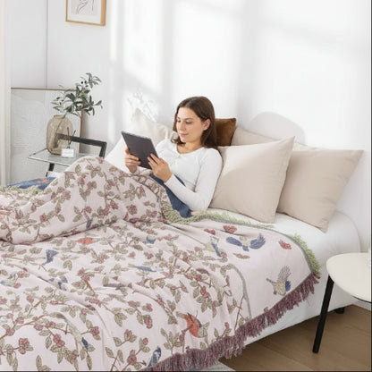 Couvre lits jeté oiseaux femme adossée tablette mains