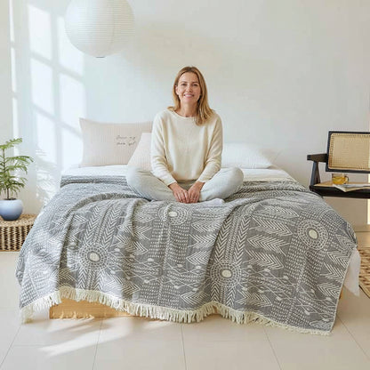 Couvre lits motifs géométriques femme souriante assise tailleur