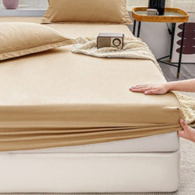Drap housse beige mains mise en place du coin