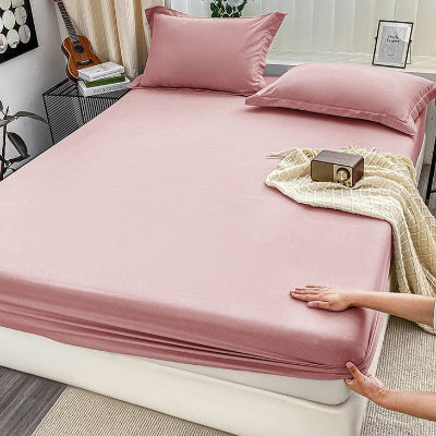 Drap housse rose mains mise en place du coin