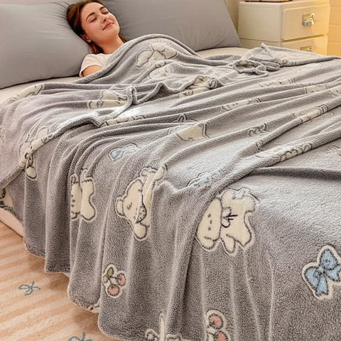 Drap plat 2 personnes gris femme couchée souriante