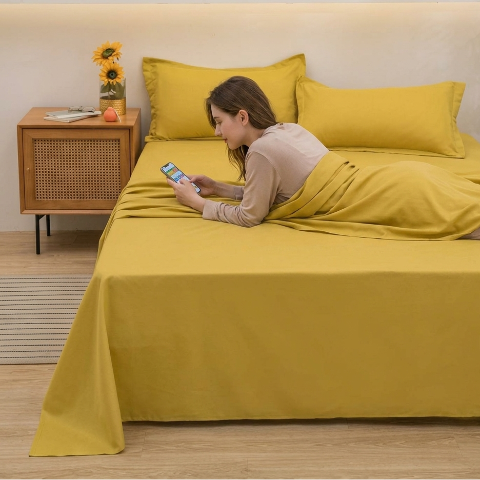Drap plat moutarde femme allongée sur lit