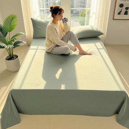 Draps coton lavé femme assise qui sirote son café