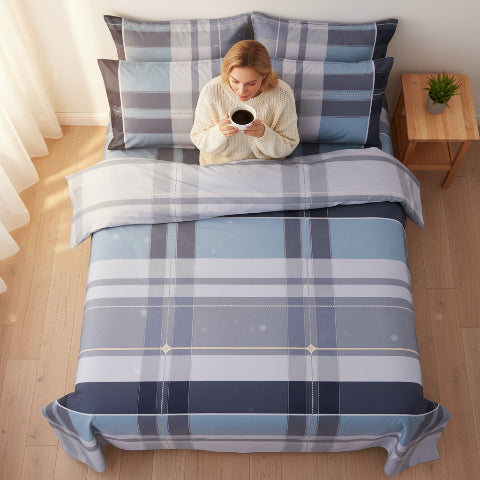 draps-de-lit-carreaux-femme-adossée-tenant-café