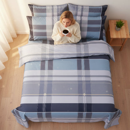 draps-de-lit-carreaux-femme-adossée-tenant-café