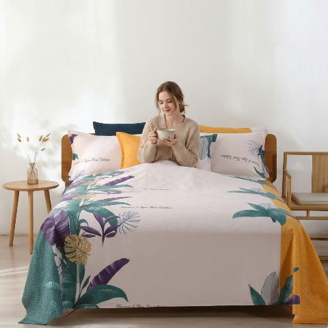 Draps de lit imprimé femme assise tenant tasse