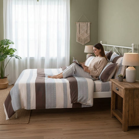 Draps de lit imprimés rayures femme assise avec magazine
