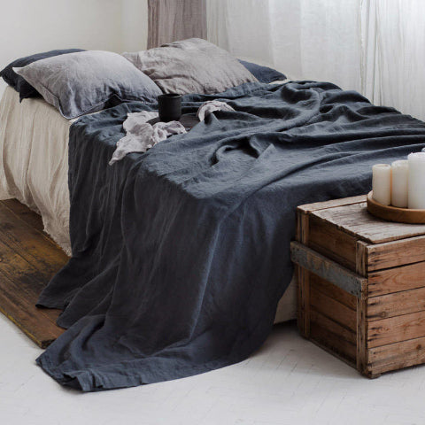 Draps lin lavé français gris anthracite chambre avec coffre