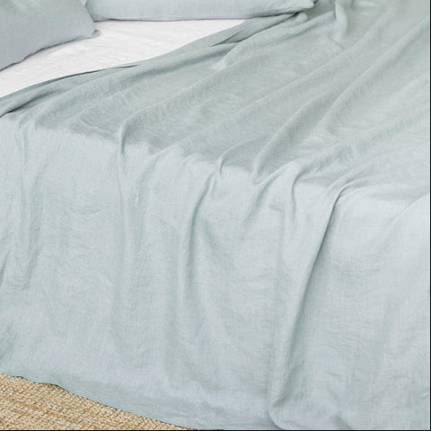 Draps lin pur bleu clair sur lit