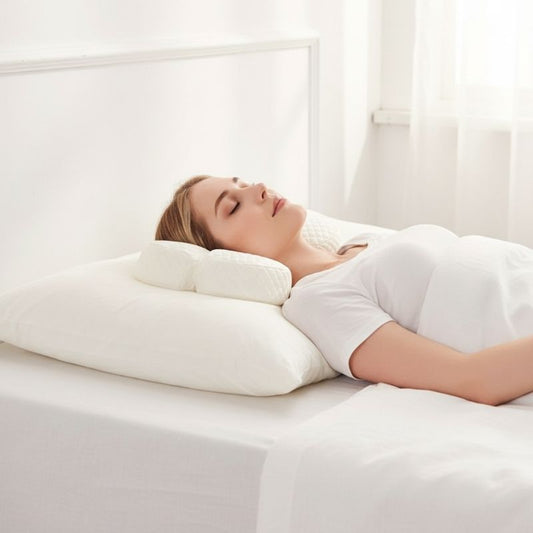 Oreiller à mémoire de forme femme couchée sur le dos