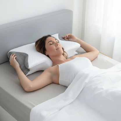 Oreiller cervical butterfly femme apaisée bras vers l'oreiller
