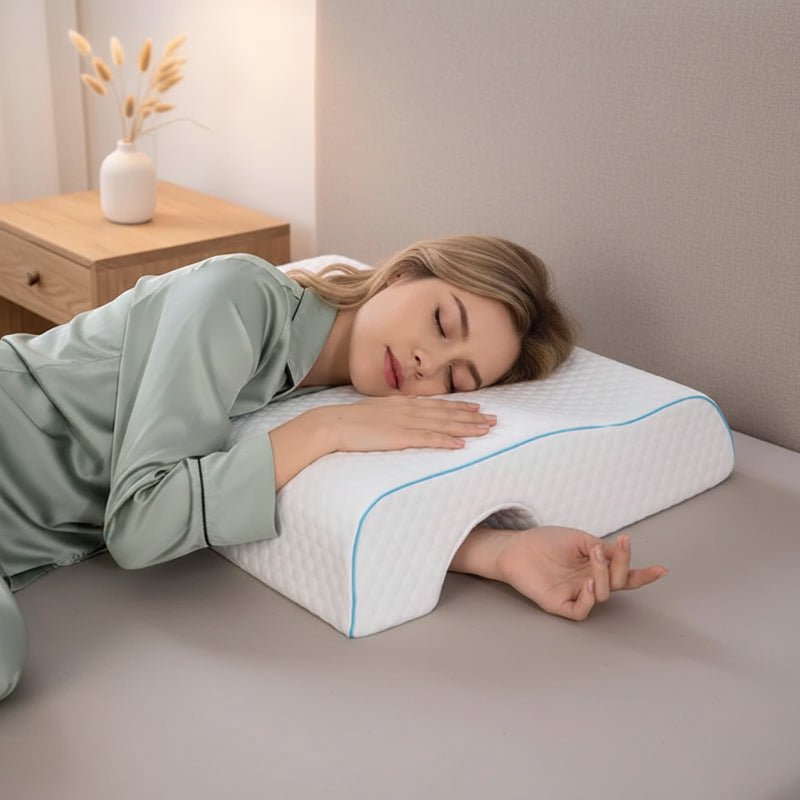 Oreiller cervical ergonomique bras gauche femme couchée