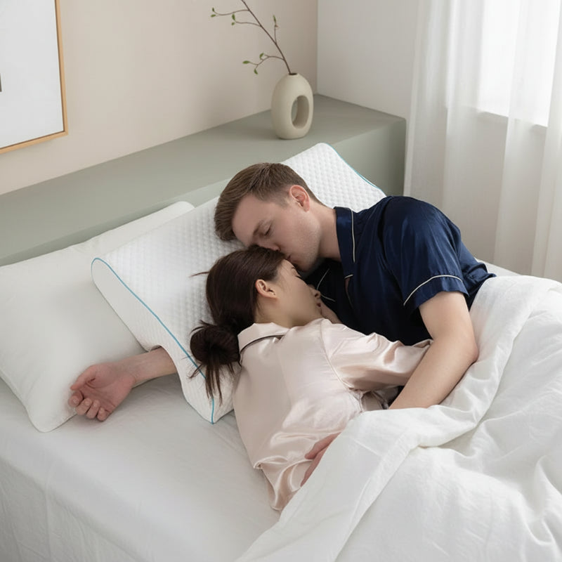 Oreiller cervical ergonomique couple couché collé confortablement