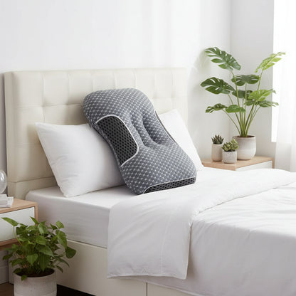 oreiller cervical ergonomique placé verticalement sur lit