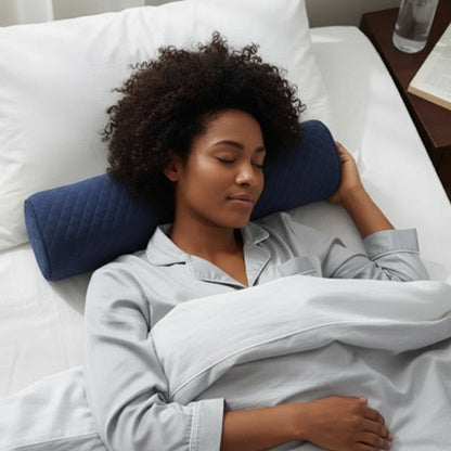 Oreiller cervical femme couchée apaisée