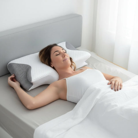 Oreiller cervical femme couchée sereine confortable