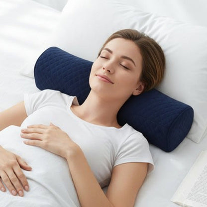 Oreiller cervical femme couchée sereine
