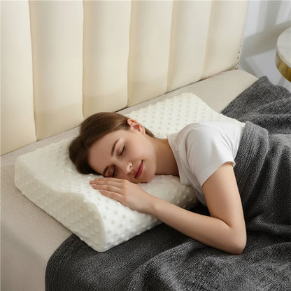 Oreiller mémoire de forme cervical femme couchée sur le côté