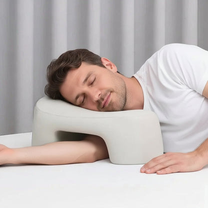 Oreiller mémoire de forme cervical homme couché confortable 