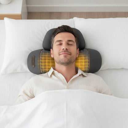 Oreiller mémoire de forme cervical homme couché heureux