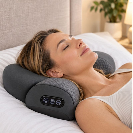 Oreiller mémoire de forme cervical massant femme couchée souriante