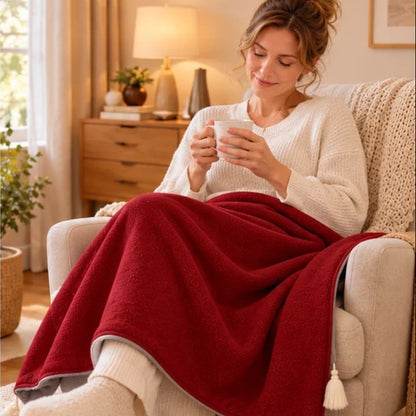 Petite couverture chauffante femme assise tenant une tasse