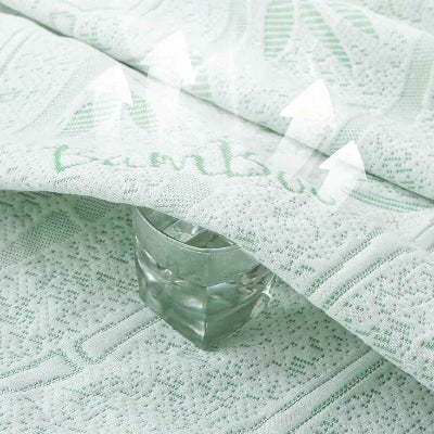 Protège matelas bamboo imperméable respirable  liquide dans verre sur lit
