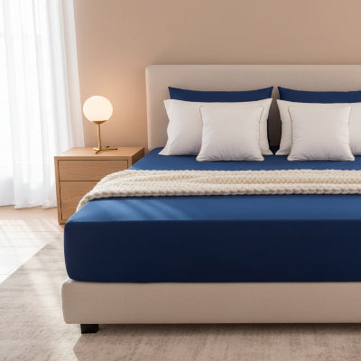 Protège matelas bleu foncé chambre coussins couverture