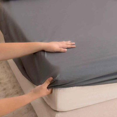 Protège matelas gris foncé main fixe coin