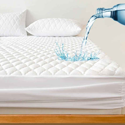 Protège matelas imperméable blanc bouteille versant liquide bleu