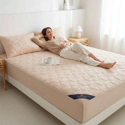 Protège matelas imperméable dame couché tasse café