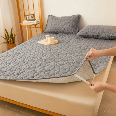 Protège matelas imperméable gris avec mains montrant sangle 