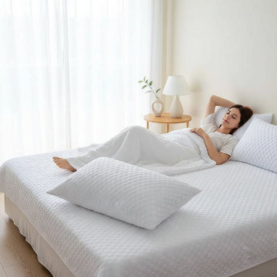 Taie d'oreiller 50x70 bamboo femme allongée sur oreiller