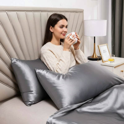 Taie d'oreiller en satin femme assise café mains