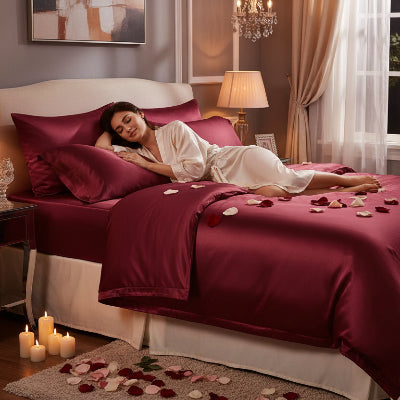 Taie d'oreiller en satin rouge femme allongée sur lit