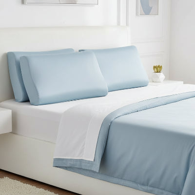 Taie d'oreiller en soie bleue apaisante sur lit