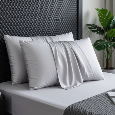 Taie d'oreiller en soie gris argent apaisant sur lit