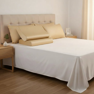 Taie d'oreiller en soie or lumineux sur lit