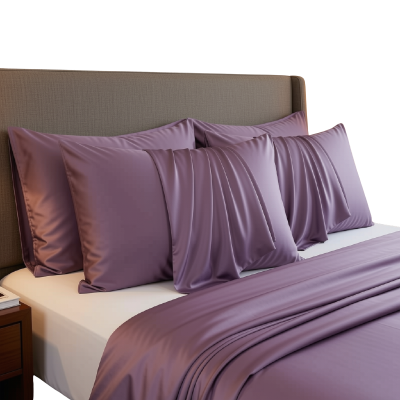 Taie d'oreiller en soie violet délicat sur lit