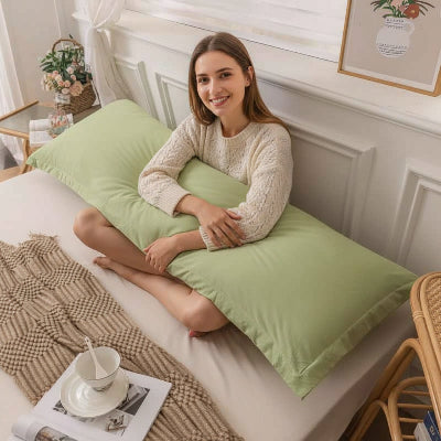 taie d oreiller femme souriante assise tailleur sur lit
