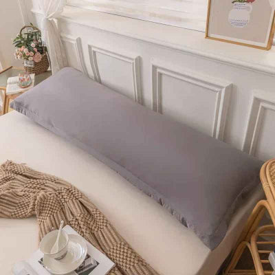 Taie d oreiller traversin gris sur lit