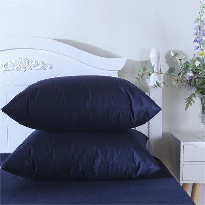 Taie d'oreiller bleu superposésur lit