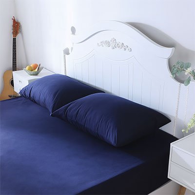 Taie d'oreiller deux couleur bleu sur lit