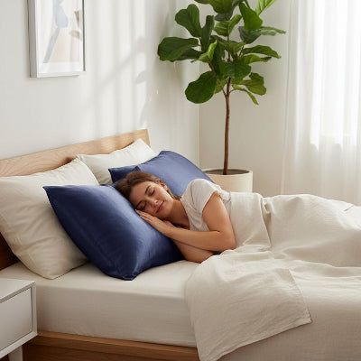 Taies d oreiller en satin bleu royal femme assoupie