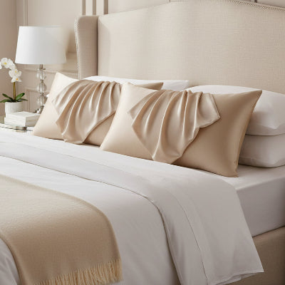 Taies d oreiller en satin champagne sur lit
