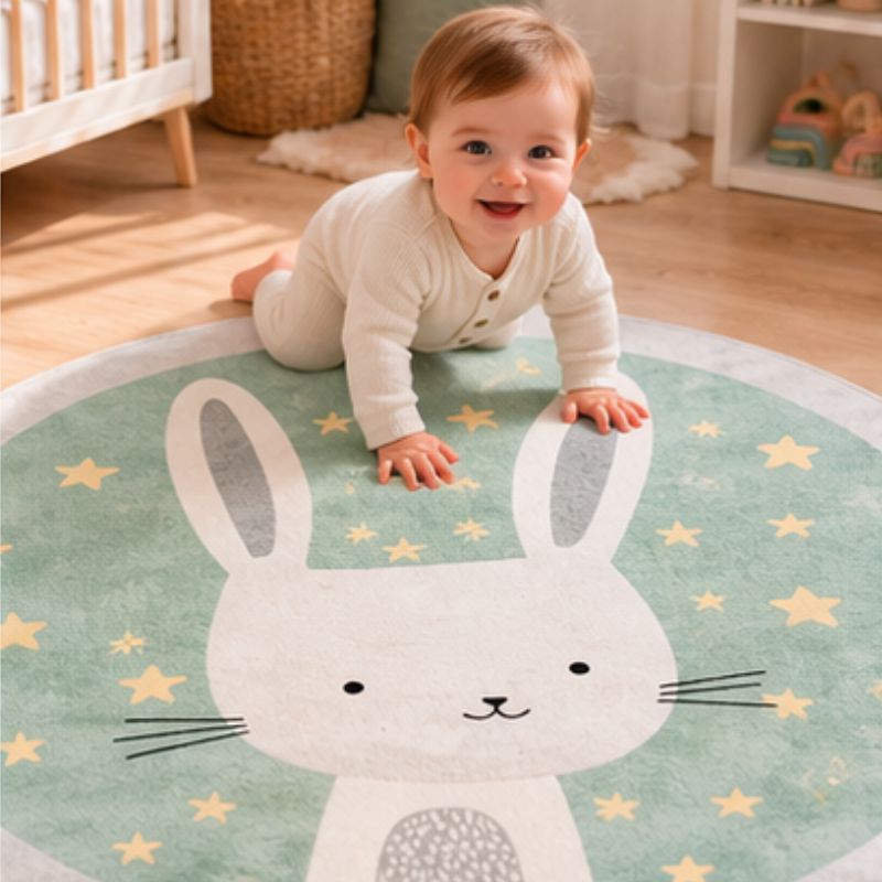 Tapis chambre bébé enfant souriant à 4 pattes